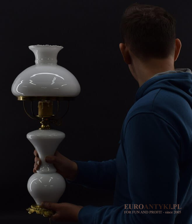 szklana melczna lampa